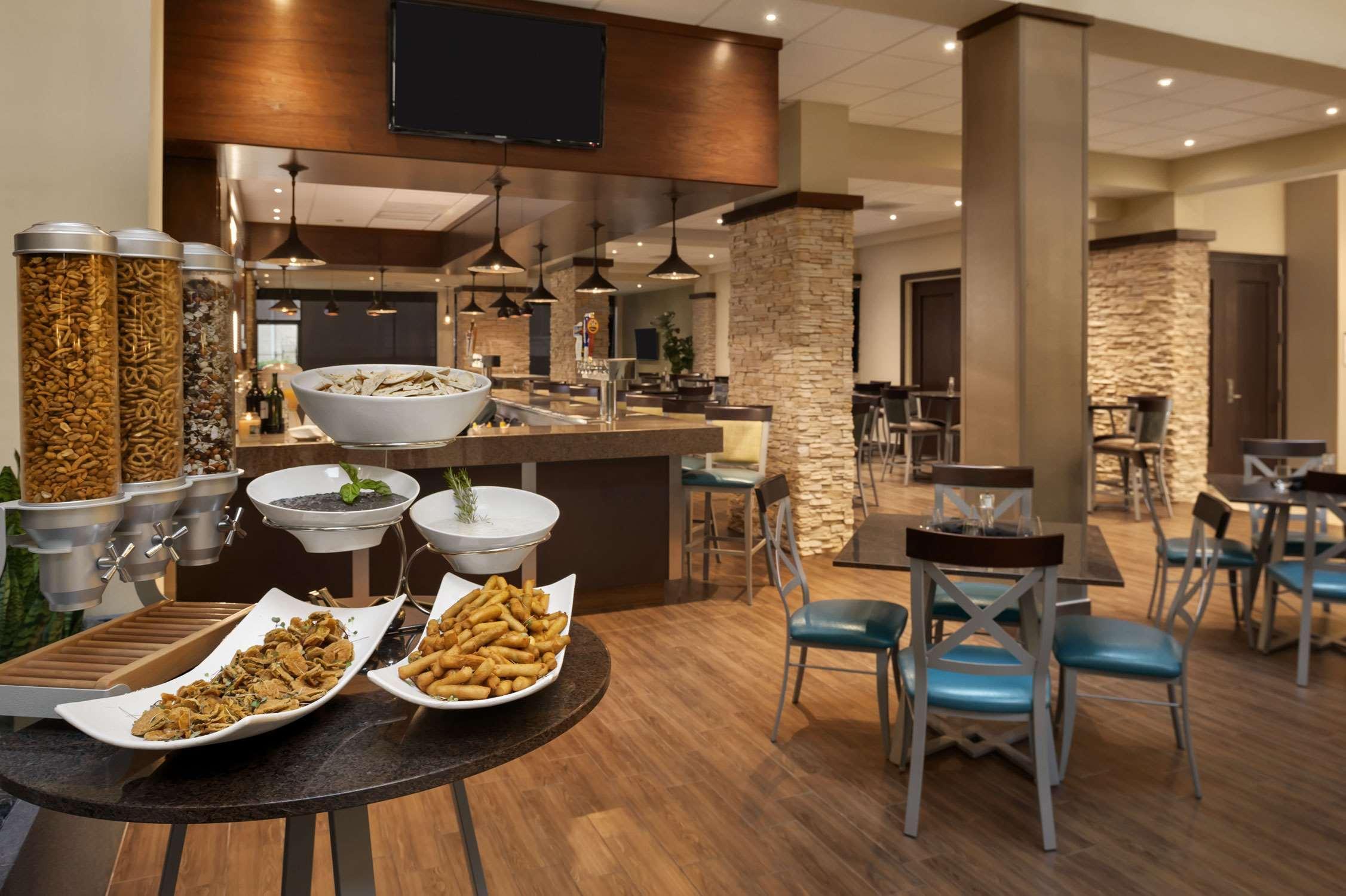 Embassy Suites By Hilton Dallas Market Center Restoran fotoğraf