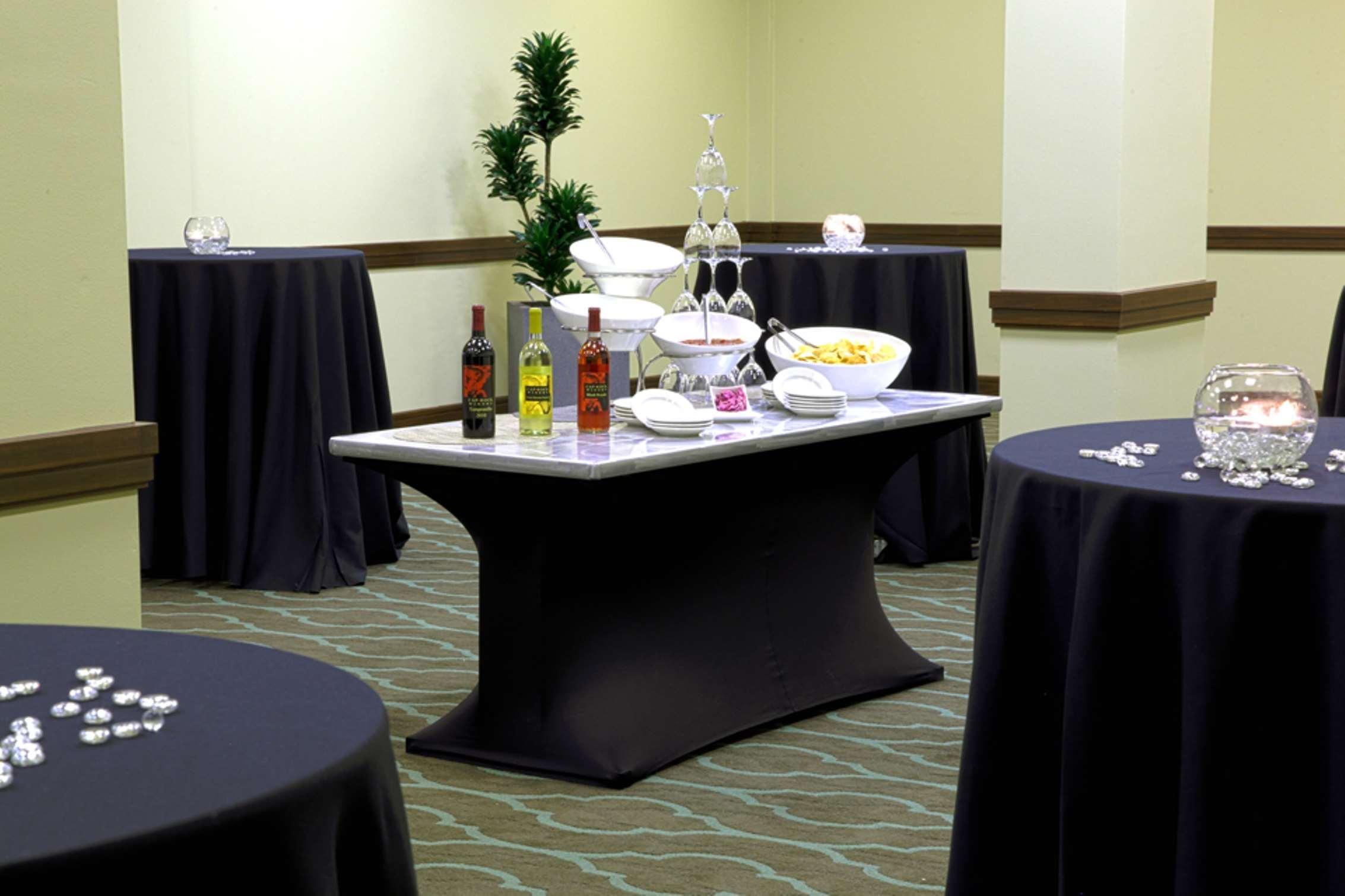 Embassy Suites By Hilton Dallas Market Center Restoran fotoğraf