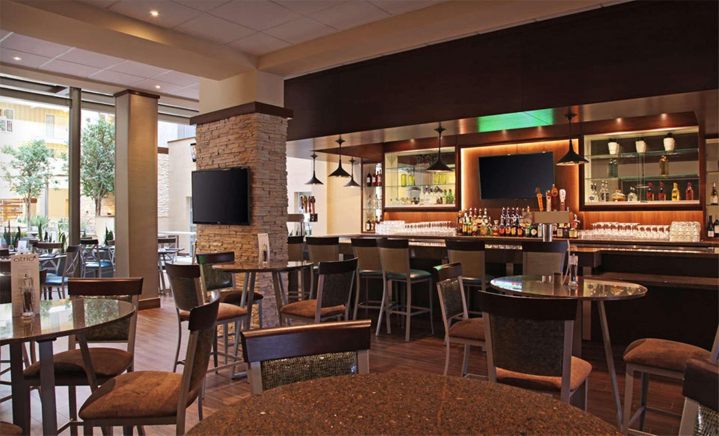 Embassy Suites By Hilton Dallas Market Center Restoran fotoğraf