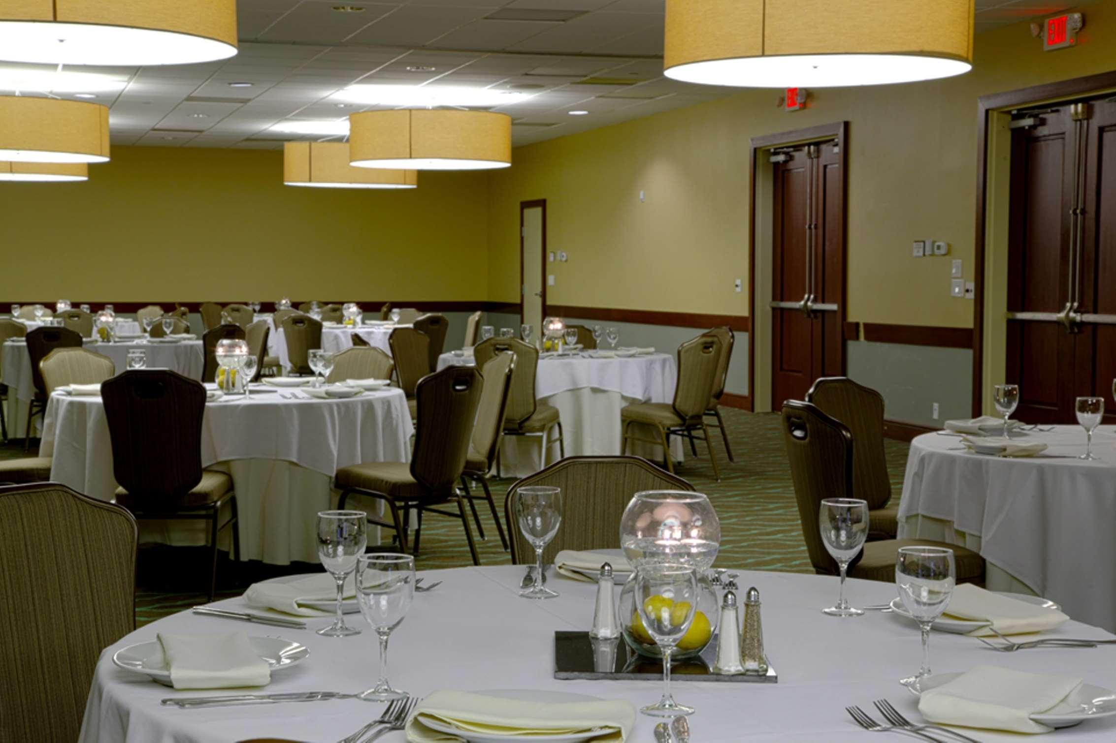 Embassy Suites By Hilton Dallas Market Center Restoran fotoğraf