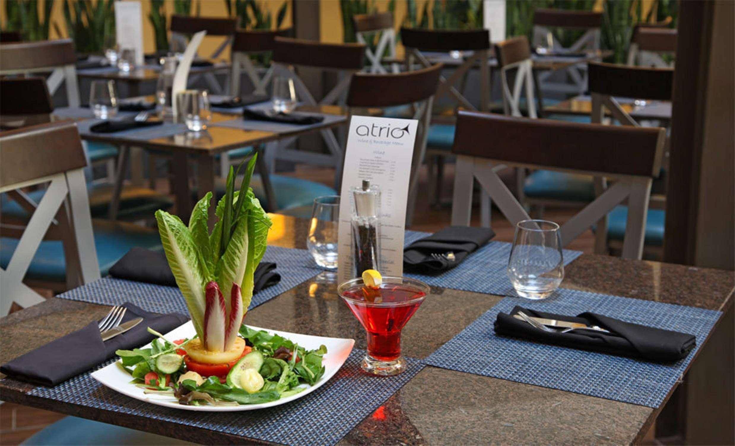 Embassy Suites By Hilton Dallas Market Center Restoran fotoğraf