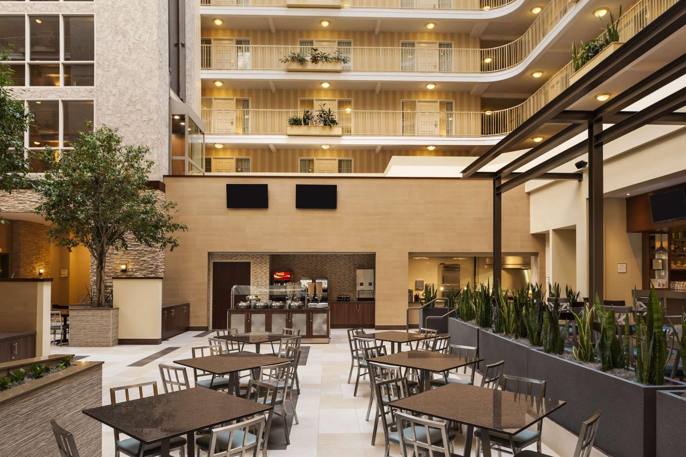 Embassy Suites By Hilton Dallas Market Center Restoran fotoğraf