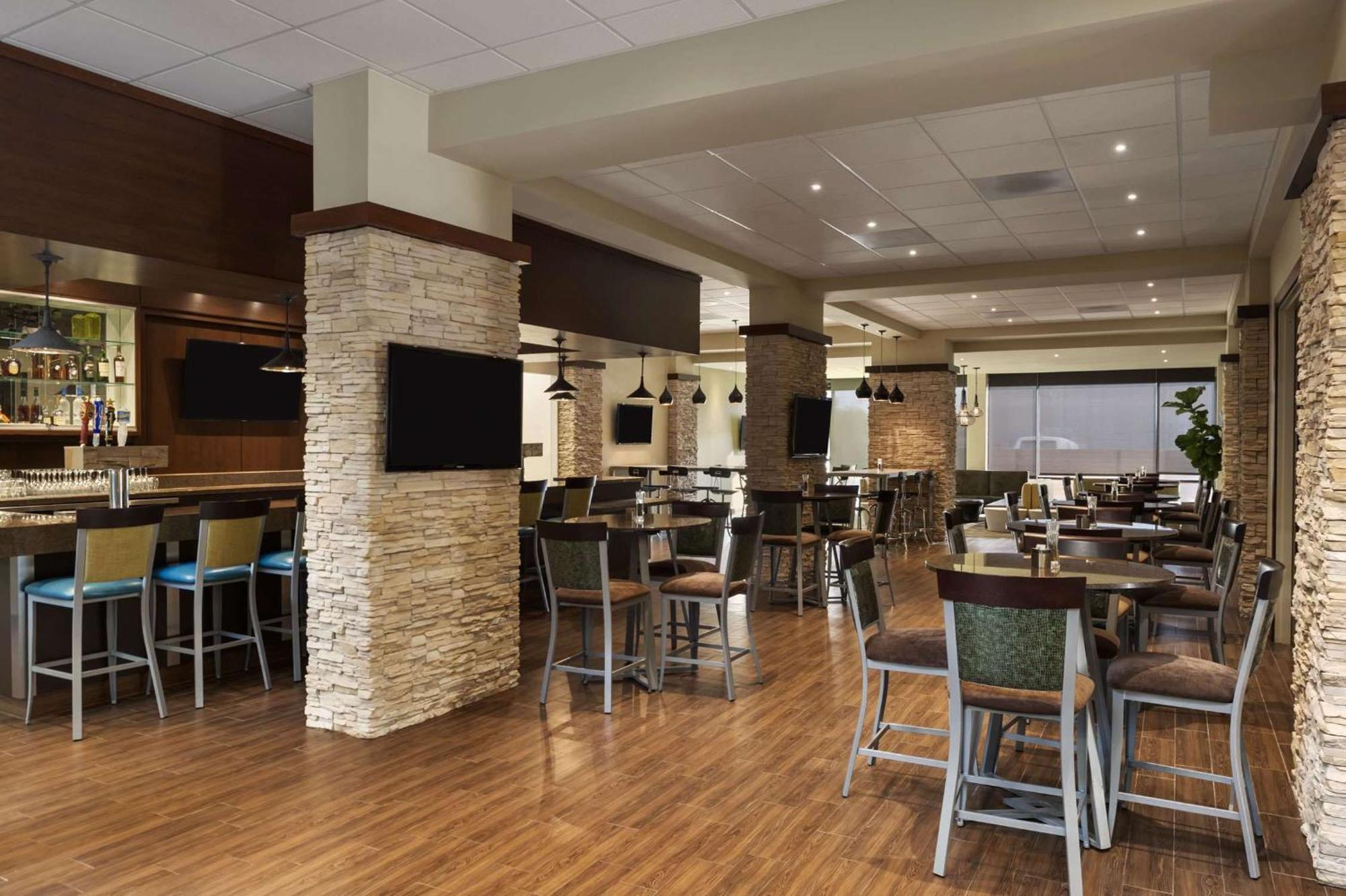 Embassy Suites By Hilton Dallas Market Center Dış mekan fotoğraf