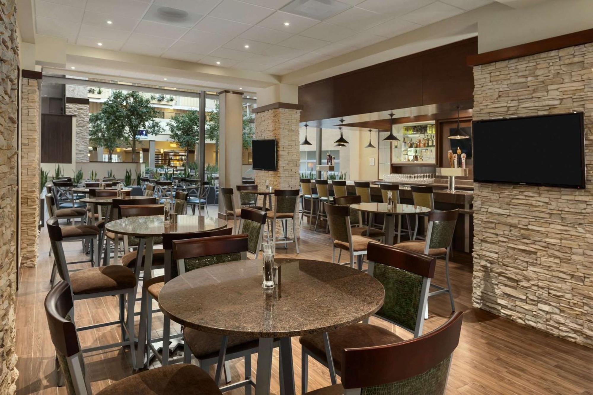 Embassy Suites By Hilton Dallas Market Center Dış mekan fotoğraf